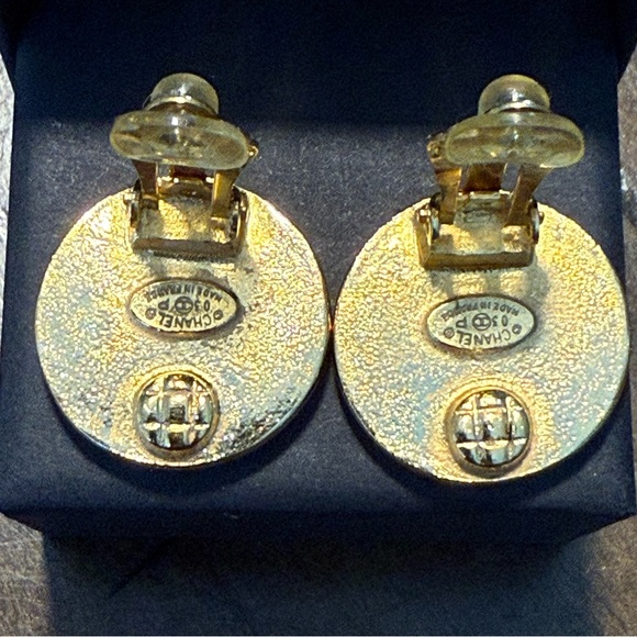Chanel Vintage CC Logo Earrings - Picture 5 of 10